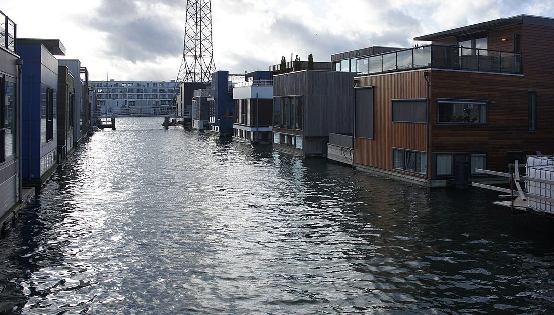 Quartiere galleggiante Waterbuurt a IJburg, Amsterdam: case su piattaforma affacciate su un canale d'acqua